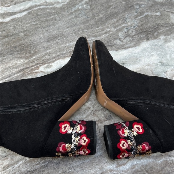 Express Black Faux Suede Embroidered Sequin Floral Bootie Sz 6.5 - Picture 5 of 6